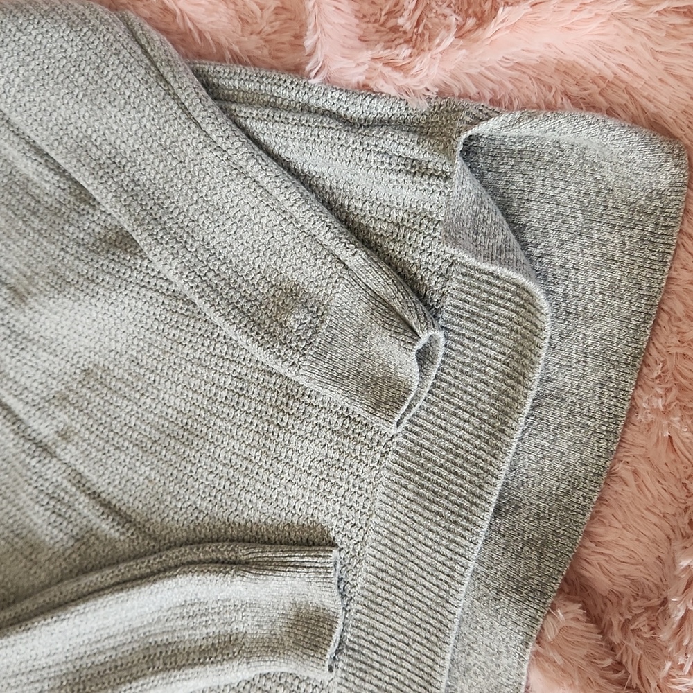 Old Navy Women's Gray Sweater - Picture 3 of 3